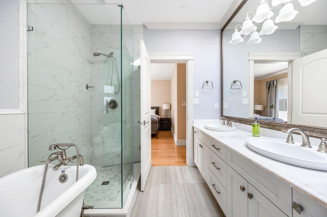 Vancouver Haven: Luxurious Private Bedroom Near Attractions Exterior photo